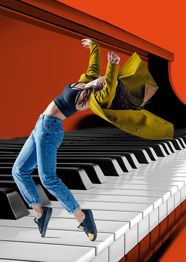 Une fille dansant debout sur le piano